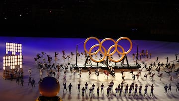 Los anillos olímpicos se van formando durante la Ceremonia de Apertura de los Juegos Olímpicos de Tokio 2020