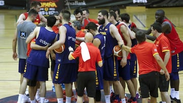 Los jugadores de la selección española de baloncesto, durante el entrenamiento para preparar los Juegos Olímpicos de Río de Janeiro celebrado esta tarde en Madrid.