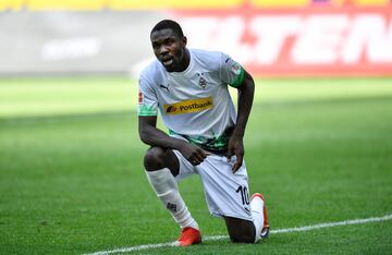 Quizás la imagen más emocionante de todas. Marcus Thuram, jugador del Borussia Mönchengladbach, hincó la rodilla y bajo la cabeza en la celebración de uno de sus dos goles frente al Unión Berlín. 