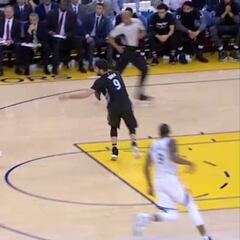 Y Magic se reencarnó en Curry... ¡Qué locura de pase! ¡Qué jugón!