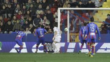 Juanfran anotó en propia puerta y empató el partido. 1-1.