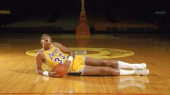 <b>- Años en la NBA:</b> 1969-1989 <br> <b>- Equipos:</b> Milwaukee Bucks y Los Angeles Lakers. <b>- Medias de su carrera:</b> 24,6 puntos, 11,2 rebotes, 2,6 tapones. <br> <b>- Mejor temporada:</b> (1971-72) 34,8 puntos, 16,6 rebotes, 4,6 asistencias. <br> <b>- Méritos:</b> Seis veces campeón, 6 veces MVP, 2 veces MVP de las Finales, 19 veces all star, 10 veces en el Mejor Quinteto, Máximo anotador de la historia. <br> <br> Uno de los mejores jugadores de la historia, tal vez el segundo solo por detrás de Michael Jordan. Y quizás el único con el que se acepta el debate con el 23 de los Bulls. Una megaestrella en UCLA, donde era imparable, y después durante dos décadas en la NBA, en la que sigue siendo el Máximo Anotador (38.387). Su gancho (sky hook), era indefendible.