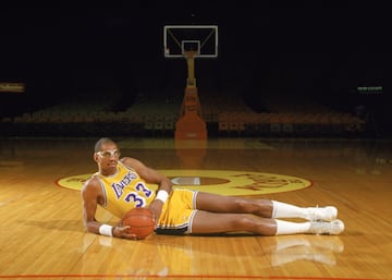 <b>- Años en la NBA:</b> 1969-1989 <br> <b>- Equipos:</b> Milwaukee Bucks y Los Angeles Lakers. <b>- Medias de su carrera:</b> 24,6 puntos, 11,2 rebotes, 2,6 tapones. <br> <b>- Mejor temporada:</b> (1971-72) 34,8 puntos, 16,6 rebotes, 4,6 asistencias. <br> <b>- Méritos:</b> Seis veces campeón, 6 veces MVP, 2 veces MVP de las Finales, 19 veces all star, 10 veces en el Mejor Quinteto, Máximo anotador de la historia. <br> <br> Uno de los mejores jugadores de la historia, tal vez el segundo solo por detrás de Michael Jordan. Y quizás el único con el que se acepta el debate con el 23 de los Bulls. Una megaestrella en UCLA, donde era imparable, y después durante dos décadas en la NBA, en la que sigue siendo el Máximo Anotador (38.387). Su gancho (sky hook), era indefendible.