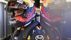 El holandés  Max Verstappen de Red Bull Racing se prepara en el garaje para el segundo día de pretemporada.