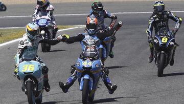 GRA42 JEREZ DE LA FRONTERA (Cádiz),7/5/2017.- El español Arón Canet,c., (Estrella Galicia 0'0 Honda) se adjudicó la victoria en el Gran Premio de España de Moto3 que se disputó hoy, domingo, en el circuito de Jerez de la Frontera.El egundo fue el italiano Romano Fenati (Honda) y tercero el español Joan Mir,iz., (Honda). EFE/ José Manuel Vidal