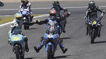 GRA42 JEREZ DE LA FRONTERA (C&aacute;diz),7/5/2017.- El espa&ntilde;ol Ar&oacute;n Canet,c., (Estrella Galicia 0&#039;0 Honda) se adjudic&oacute; la victoria en el Gran Premio de Espa&ntilde;a de Moto3 que se disput&oacute; hoy, domingo, en el circuito de Jerez de la Frontera.El egundo fue el italiano Romano Fenati (Honda) y tercero el espa&ntilde;ol Joan Mir,iz., (Honda). EFE/ Jos&eacute; Manuel Vidal