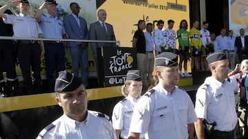 El pelotón guardará un minuto de silencio en la presentación de la Vuelta a España por las víctimas de los atentados de Cambrils y Barcelona. En la imagen, minuto de silencio por las víctimas del atentado de Niza del 14 de julio de 2016 antes de la contrarreloj del Tour de Francia.