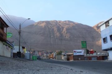 Tocopilla queda a más de 1.500 kilómetros al norte de Santiago. Es una ciudad que se dedica a la pesca, la energía y la minería. 