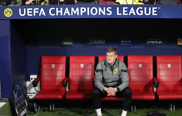 
Este pivote estuvo en el Dortmund hasta 2017, cuando se marchó al Bayer Leverkusen. Allí jugó junto a su hermano gemelo, Lars. Se retiró en 2021 y, el pasado diciembre, firmó con el Dortmund como asistente de Terzic en el primer equipo junto a Nuri Sahin, otro jugador de aquella plantilla.