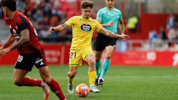 Mario Soriano y el colegiado Muresan Muresan.