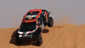 Cristina Gutiérrez con el Dacia del Dakar 2026.