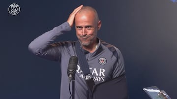 Luis Enrique, con el brazo en cabestrillo.