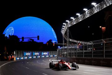 Charles Leclerc en la pista frente a The Sphere durante la clasificación antes del Gran Premio de F1 de Las Vegas en el Circuito del Strip de Las Vegas.