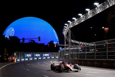 Charles Leclerc en la pista frente a The Sphere durante la clasificación antes del Gran Premio de F1 de Las Vegas en el Circuito del Strip de Las Vegas.