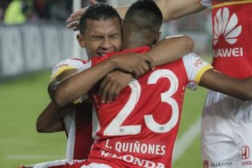 El delantero de Santa Fe, Wilson Morelo, celebra uno de los tres goles que anotó frente a Colo Colo.