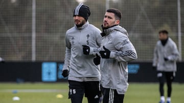 Aarón Martín se ejercita junto a Okay.