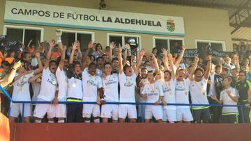 El Real Madrid celebra la conquista del Mundial de Clubes sub-17.