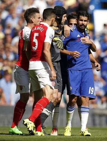 Diego Costa y Gabriel Paulista durante el Chelsea-Arsenal en el que el brasileño fue expulsado.