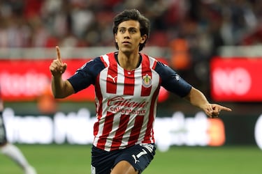 ¿Qué delanteros jugaron en Chivas durante la ausencia del ‘Chicharito’?