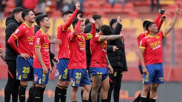 Futbol, Union Espanola vs Deportes La Serena
Fecha 18, Liga de Primera 2025
Los jugadores de Union Espanola celebran el triunfo durante un partido de primera division contra Deportes La Serena disputado en el estadio Santa Laura en Santiago, Chile.
02/08/2025
Javier Torres/Photosport
Football, Union Espanola vs Deportes La Serena
18th turn, First Division League 2025
Union Espanola players reacts after winning during a first division match against Deportes La Serena at the Santa Laura stadium in Santiago, Chile.
02/08/2025
Javier Torres/Photosport