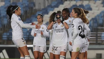 Athenea celebra uno de sus goles al Levante.