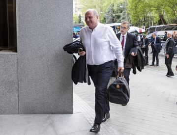 Uli Hoeness llega al hotel en Madrid.  