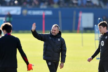 Hansi Flick saluda a los aficionados del Barcelona que acudieron al entrenamiento en el Cruyff.