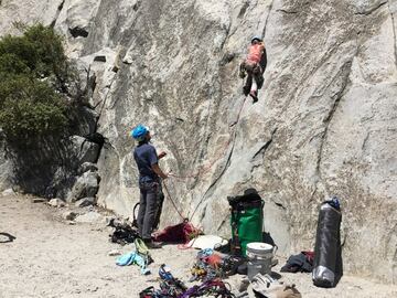 Selah Schneiter se han convertido en la persona más joven (10 años) es escalar el muro de Yosemite situado en las montañas de Sierra Nevada de California.