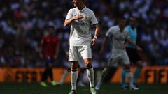 Ronaldo applies icepack to injured knee on Madrid bench