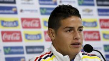 James durante la rueda de prensa.