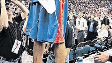 <b>EN LA CIMA. </b>Joakim Noah, hace una semana en Indianápolis, tras ganar la NCAA con Florida.