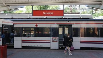 Pasajeros en el and&eacute;n de la estaci&oacute;n de Cercan&iacute;as de Vic&aacute;lvaro en el distrito de Vic&aacute;lvaro, Madrid (Espa&ntilde;a), a 25 de septiembre de 2020. Vic&aacute;lvaro es un nuevo distrito afectado por las restricciones de la C