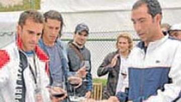 <b>CHULETÓN. </b>Barbacoa con Beto Martín, Reggi, Mora, Forlán y Costa.