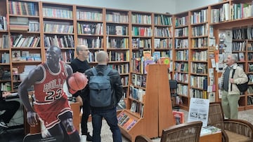 Jorge Sanz, librero: “Los jóvenes cada vez compran más libros de fútbol ‘vintage’”