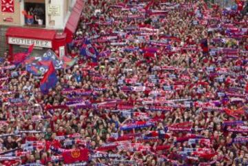 Celebración multitudinaria del Osasuna en las calles de Pamplona