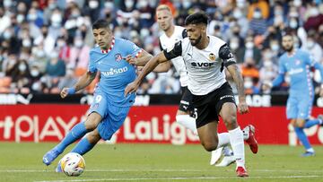 Luis Su&aacute;rez, ante el Valencia. 