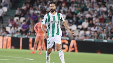 Alves conduce el balón