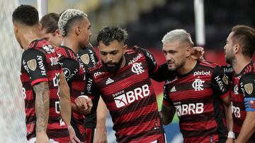 AMDEP9249. RÍO DE JANEIRO (BRASIL), 12/04/2022.- Gabriel Barbosa 'Gabi' (c) de Flamengo celebra un gol hoy, en un partido de la Copa Libertadores entre Flamengo y Talleres en el estadio Maracaná en Río de Janeiro (Brasil). EFE/Antonio Lacerda
