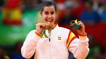 Carolina Marín muerde la medalla de oro de bádminton de los Juegos Olímpicos de Río 2016.