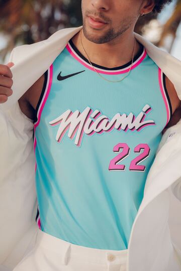 La camiseta es reflejo de la intensidad del condado de Miami-Dade, con un fondo en suave azul celeste y detalles en rosa fuerte que iluminan la ciudad. Es también una forma de rendir homenaje a la equipación City Edition de la temporada anterior.