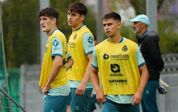 Salinas, de vuelta tras estar con la Selección Española, participó de la sesión como central.