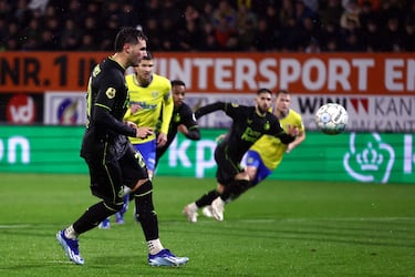 Is Santi Giménez playing for Feyenoord in the Champions League today?