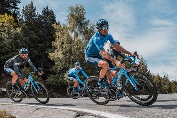 Los corredores del Movistar Team masculino y femenino se han concentrado en los Pirineos y Navarra para preparar la vuelta de la competición tras el parón provocado por la pandemia. 