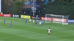 El balón se metía y la arquera de la U hizo esto: ¡qué reacción!