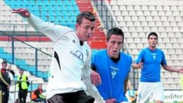 <b>INCAPACES. </b>Los jugadores del Salamanca, Botelho en la foto, no pudieron con el Alicante.