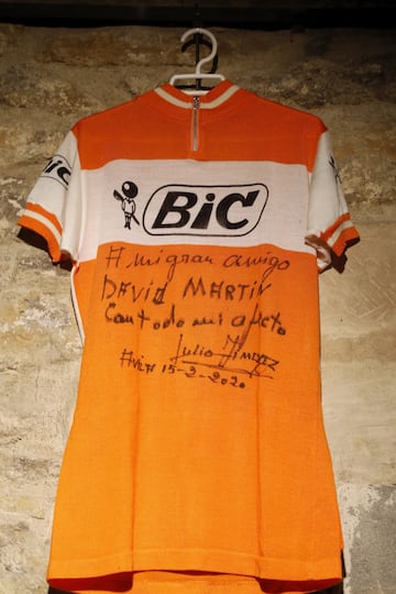 Julio Jiménez, uno de los mejores escaladores de la historia, donó este maillot con su firma a la colección.