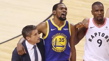 Durant se retira lesionado del partido ante los Raptors