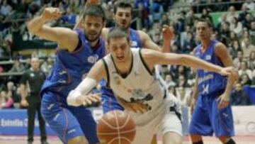 Muscala trata de coger el balón ante la presión de Ivanov y Banic.