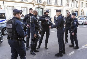 Fuertes medidas de seguridad en la llegada al hotel. 