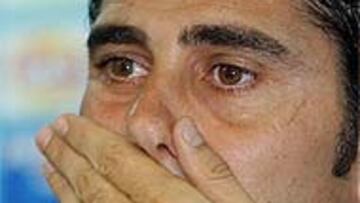 <b>UN GRANDE.</b> Con cara de circunstancias, Hierro comunicaba su decisión ante la prensa.